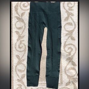 🌸 Lululemon Forest Green Textured Ribbed
HW Sculpt Knit Cropped Leggings 🌸